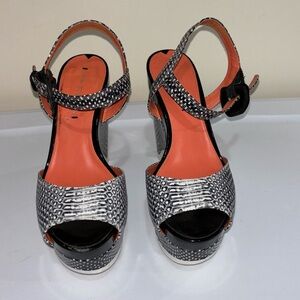 Via Spiga size 7 sandal leather upper and leather lining fun and fashionable